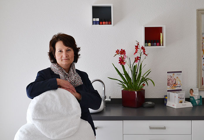 Ágnes Schmid im Kosmetikstudio